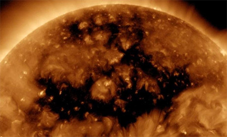 Detectan un agujero “sustancial” en el Sol